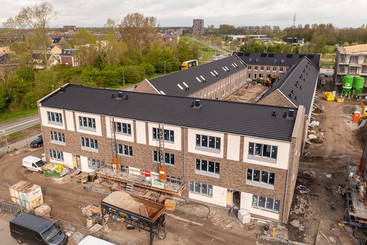 De eerste 4 blokken van De Stripmaker met prefab daken en schoorstenen in Almere is af