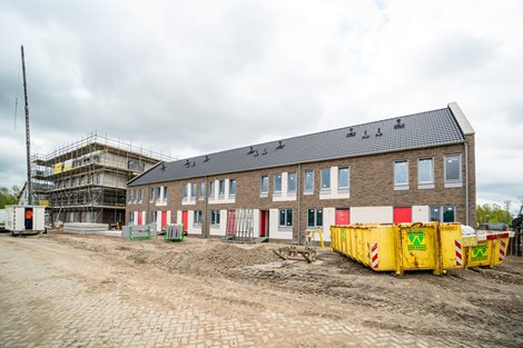 Vooraanzicht van 7 woningen in Almere De stripmaker inclusief prefab wanden.