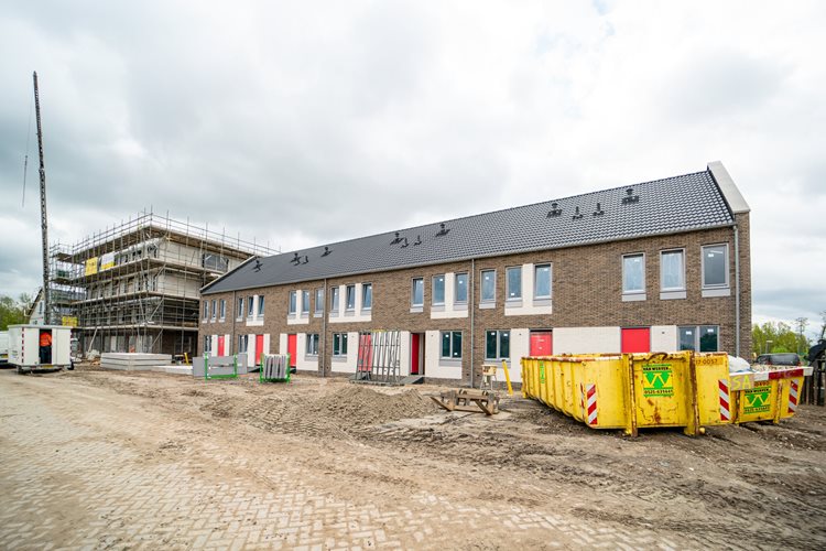 Vooraanzicht van 7 woningen in Almere De stripmaker inclusief prefab wanden.