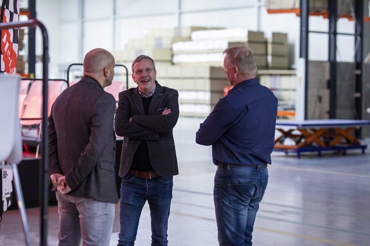 Hendrik-Jan Weggeman in gesprek met collega's van Emergo Prefab