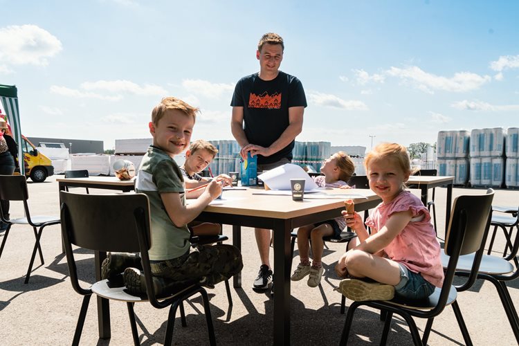 Onze collega Jesse Versluijs bij de tekentafel op de open bedrijven dag 2022