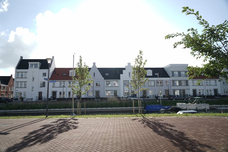 Vooraanzicht van het Waterfront in Harderwijk met prefab daken en dakkapellen
