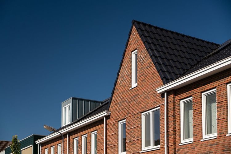 Woningen met prefab dak elementen van Emergo