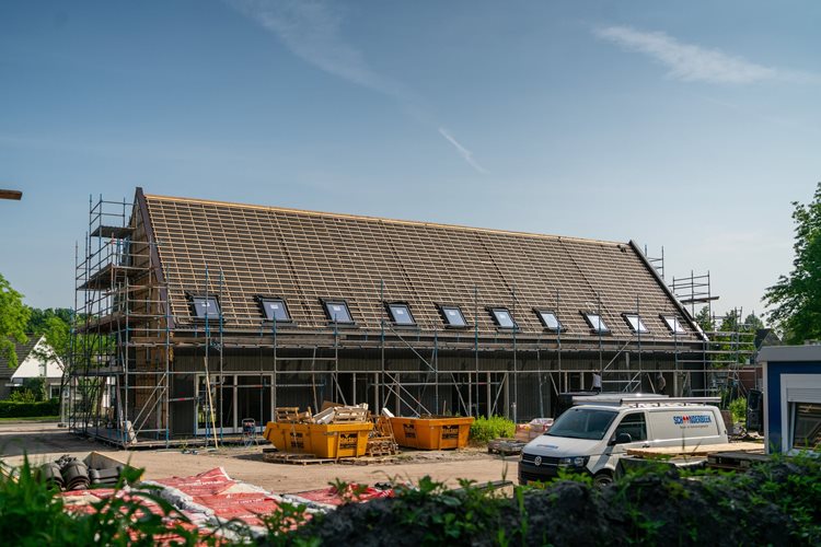 Blok met 5 woningen en prefab dak elementen van Emergo