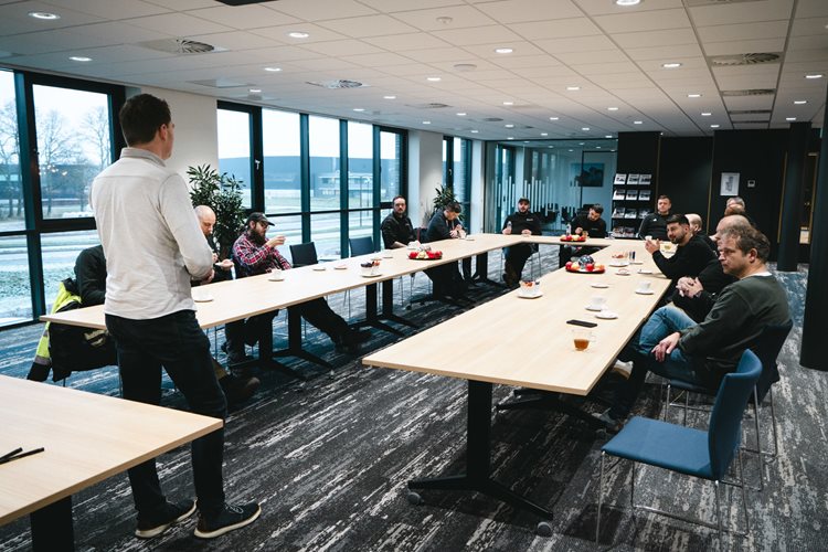 Jesse Versluijs geeft een speech aan alle geslaagden van de opleiding.