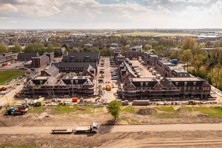 Foto vanuit de lucht met het hele project van Noordwijkerhout in den houte