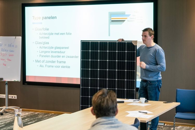 Jesse Versluijs geeft een cursus aan medewerkers Emergo Prefab met zonnepaneel