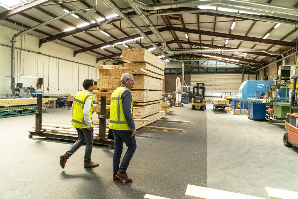 Koos Wessels en Hein Gooskens in de fabriek Koos Wessels en Hein Gooskens in de fabriek