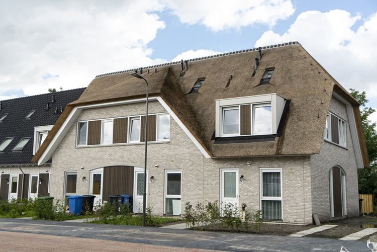 Prefab rieten dak met dakkapel in Zwartebroek