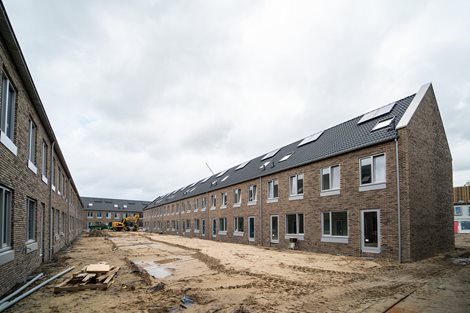 Zijaanzicht van een aantal duurzame woningen in Almere De Stripmaker.