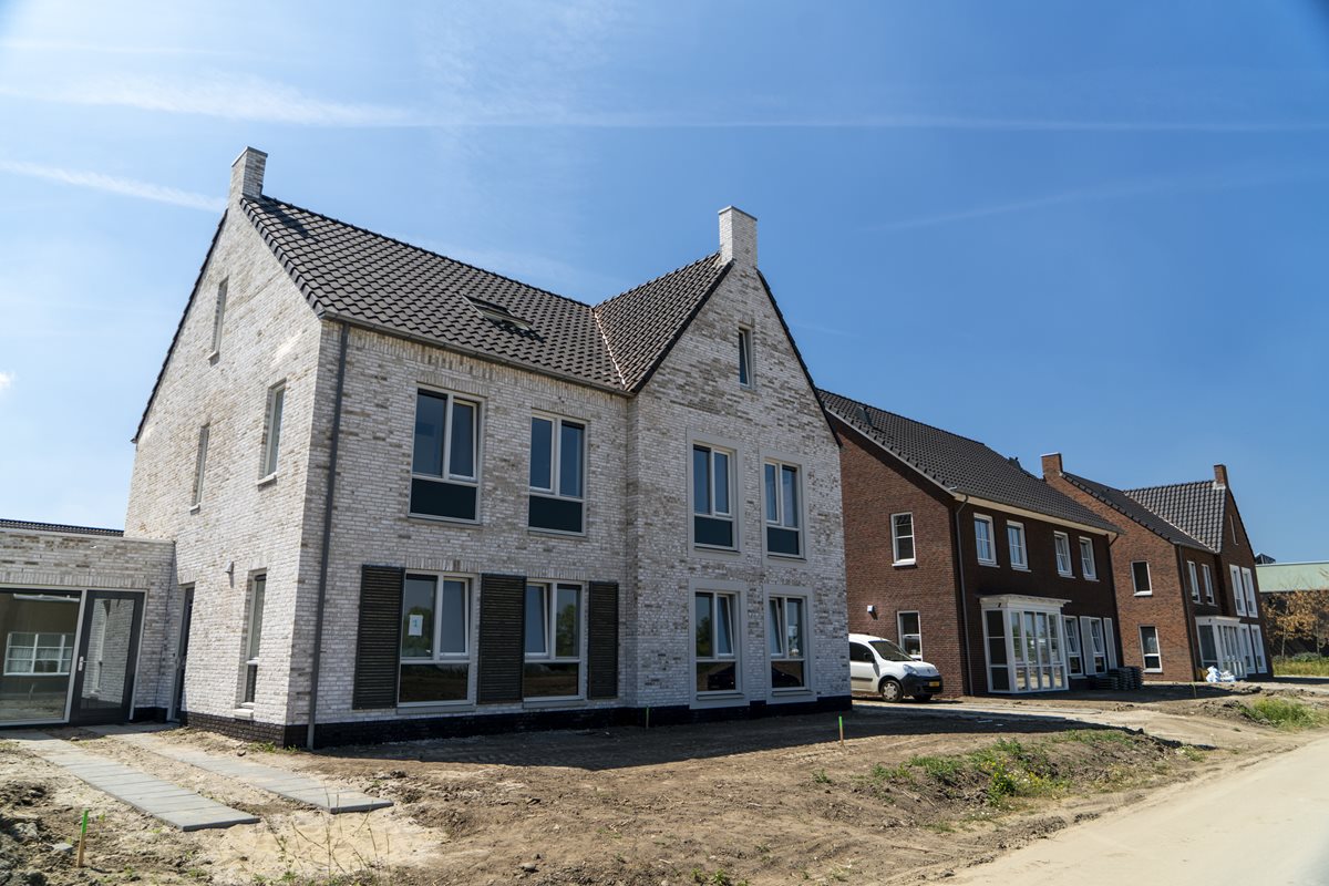 Fraaie woning in Haaften met prefab dak van Emergo