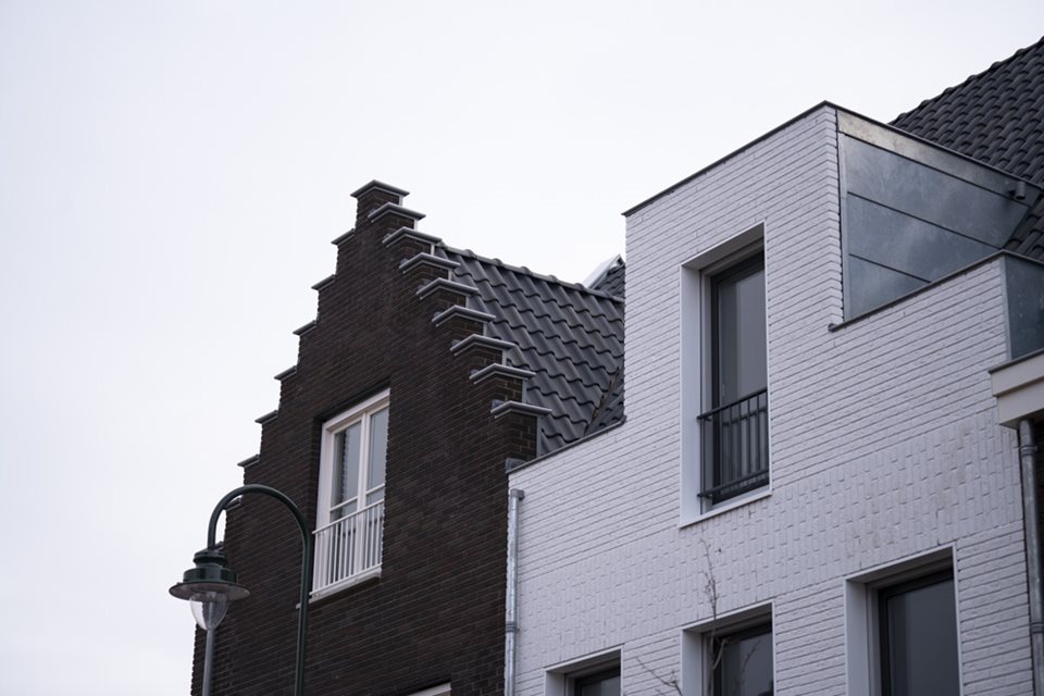 Prefab componenten op woningen in Roelofarendsveen