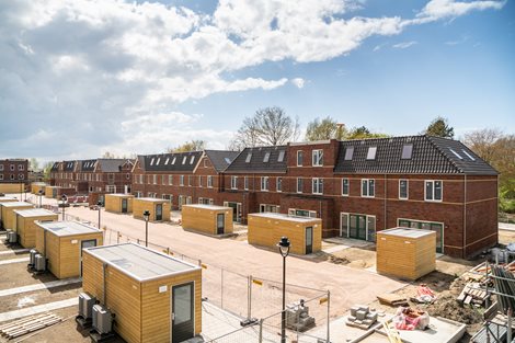 Foto van voorgevels van nieuwe woningen met geprefabriceerde daken van Emergo