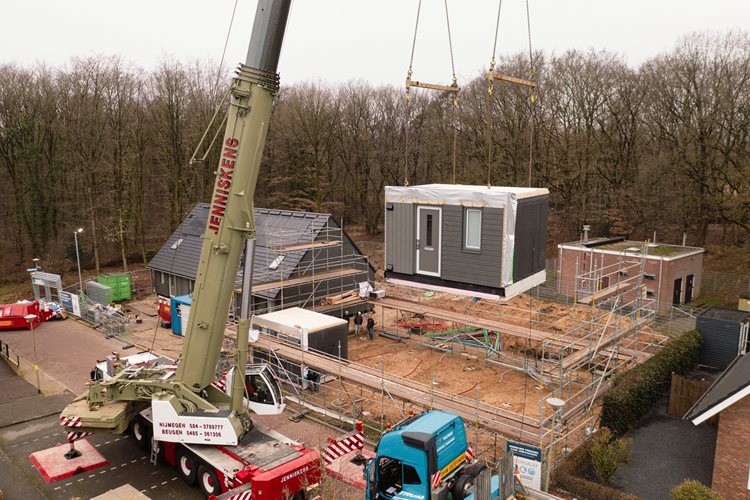 Montage van de all-in modules van 11 Premodu woningen te Groesbeek