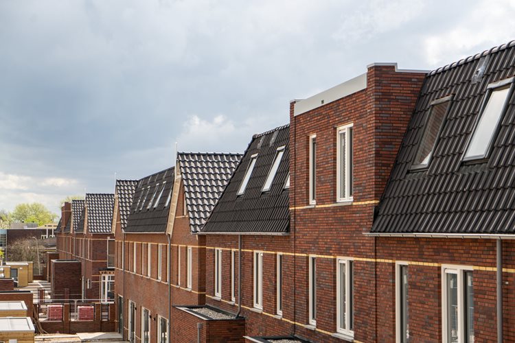 Foto van voorgevel van woningen met Prefab dak van Emergo in Noordwijkerhout