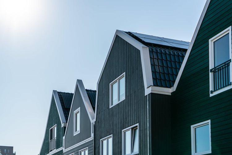 Fraaie prefab daken op zelfbouwwoningen in Zaandam