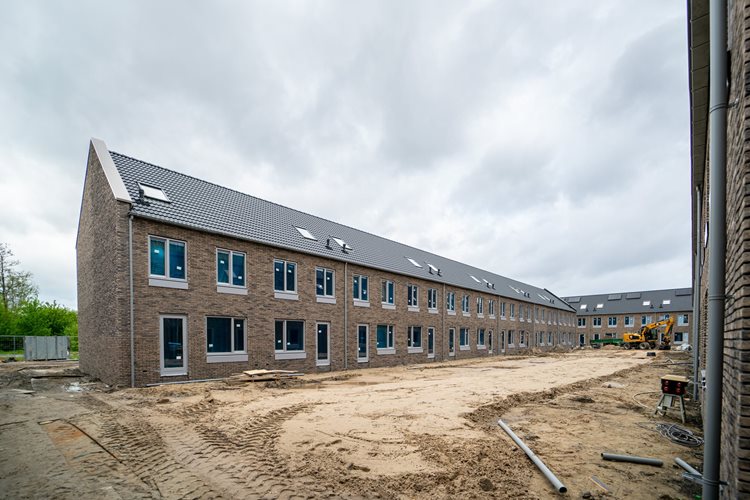 Een vooraanzicht van ooghoogte van de woningen in Almere met prefab dak en dakraam