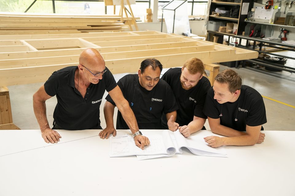 Overleggend productie personeel van Emergo Prefab