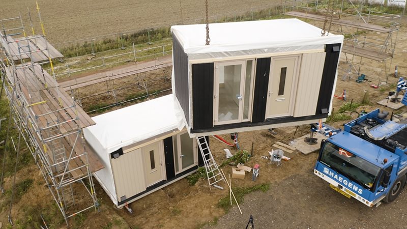 De modulaire kern van een Premodu-woning in Overasselt wordt gemonteerd