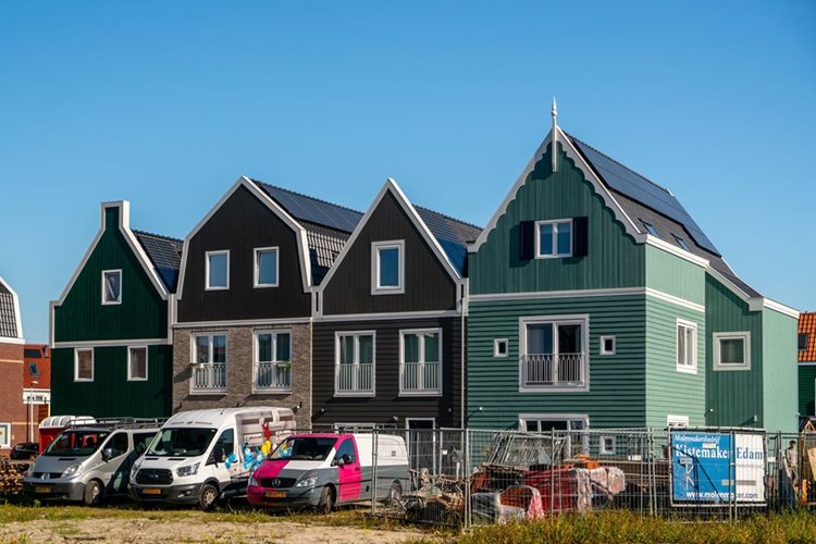 Kleurrijke woningen in Zaandam met prefab dak