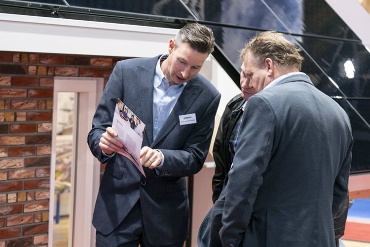 Gerrit Jan van Riessen in gesprek tijdens de bouwbeurs van 2019