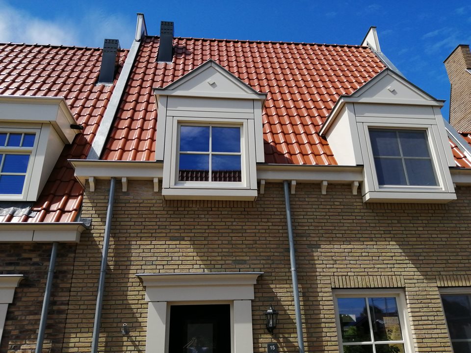 vooraanzicht van woning in Maasland met prefab dak en dakkapellen