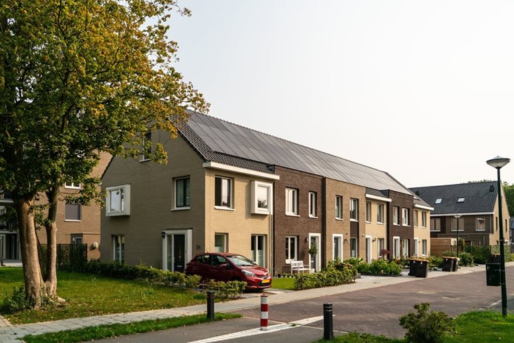 Rijtjeswoningen met prefab dak elementen