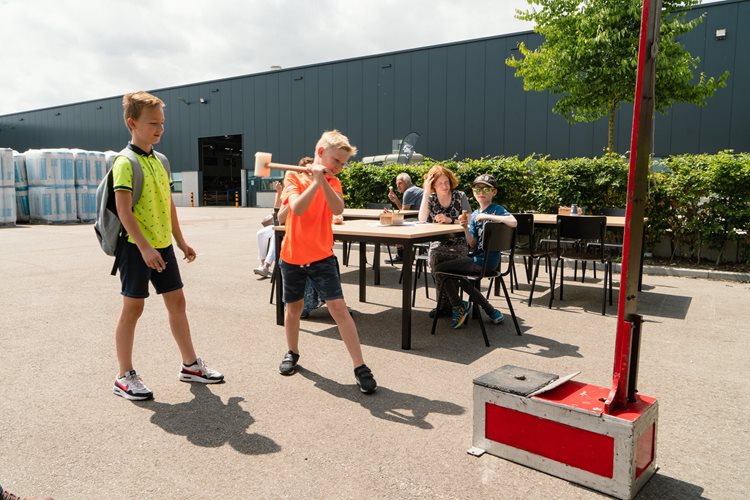 Kinderen bij Emergo spelen de Kop van jut. 