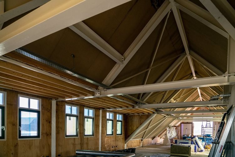 Foto van de binnenkant van het prefab dak met stalen dakconstructie en prefab dakkapellen