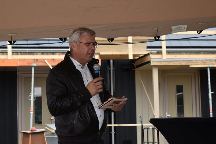 Koos Wessels (directeur Emergo Prefab) geeft informatie over Premodu