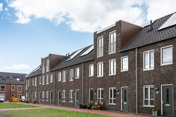 Vooraanzicht van woningen met prefab dak inclusief prefab schoorsteen en zonnepanelen