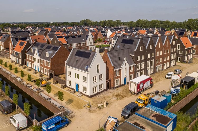 Fraaie prefab daken voor 25 nieuwbouwwoningen in Geldermalsen