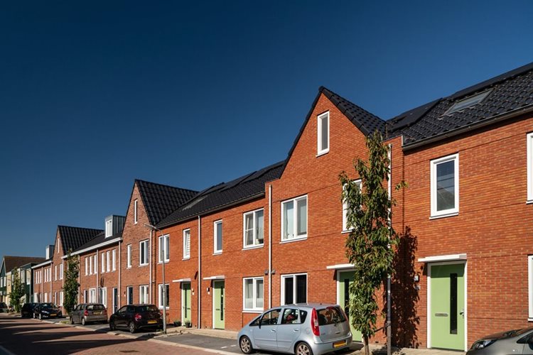 Rijtjeswoningen met prefab dak componenten van Emergo