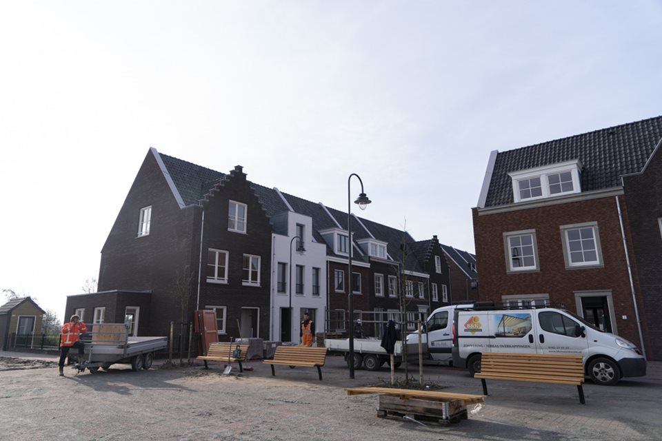 Nieuwbouw aan het water in Roelofarendsveen met prefab daken en dakkapellen van Emergo
