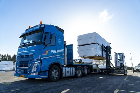 Pultrum vrachtwagen met prefab elementen van Emergo Prefab