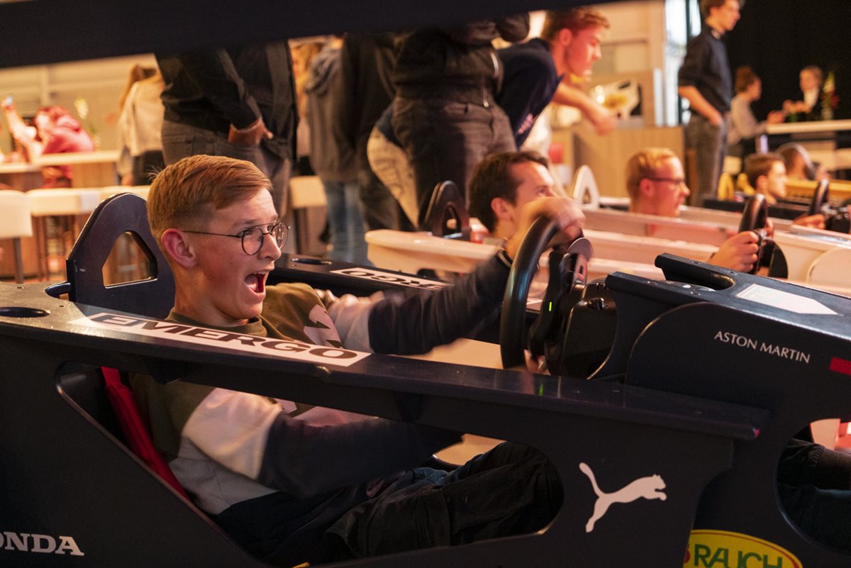 Flexmedewerker in racesimulator