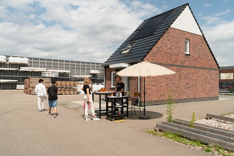 Bezoekers nemen een kijken bij de demowoning van ons prefab modulaire woningconcept. 