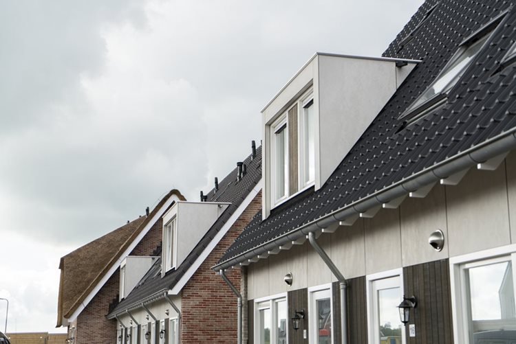 Prefab daken met dakkapellen in Zwartebroek door Emergo