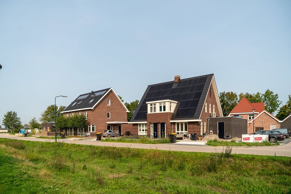 Twee-onder-een-kap woning in Cothen met dak en dakkapel van Emergo Prefab