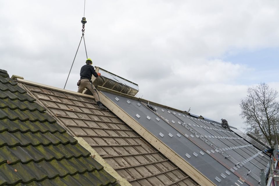 Montage van het nieuwe prefab dak