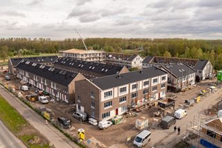 Prefab daken en wanden voor 112 duurzame woningen in Almere 