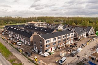 Prefab daken en wanden voor 112 duurzame woningen in Almere