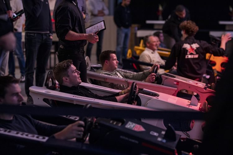 Emergo werknemers testen formule 1 simulators