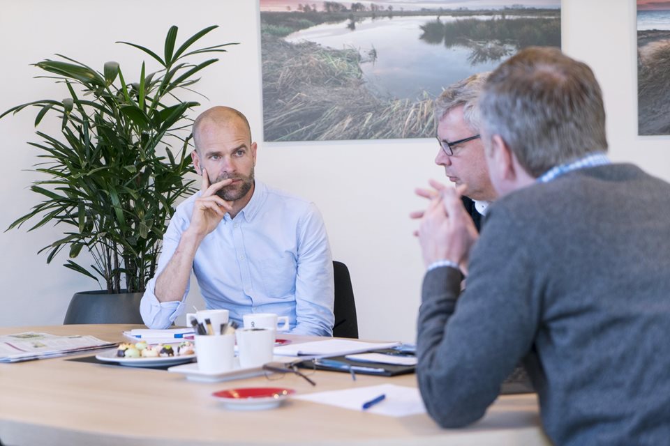 Erben Wennemars in gesprek met Koos Wessels en Hendrik-Jan Weggeman