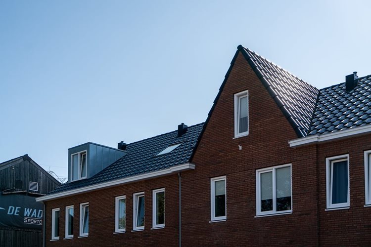 Prefab dak componenten van Emergo op woningen in Koog aan de Zaan