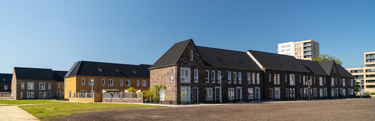 rijwoningen met daken van Emergo