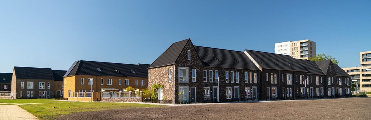 rijwoningen met prefab daken van Emergo