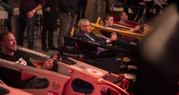 Koos Wessels in F1 simulator tijdens de inspiratie dag in Almelo