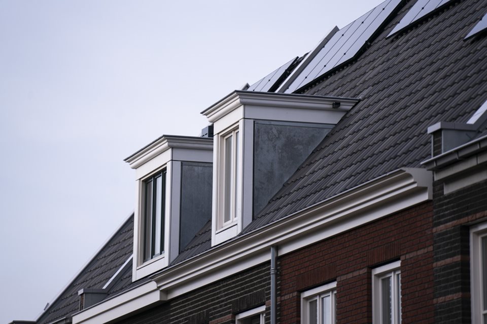 Woningen met prefab dak en dakkapel in Roelofarendsveen