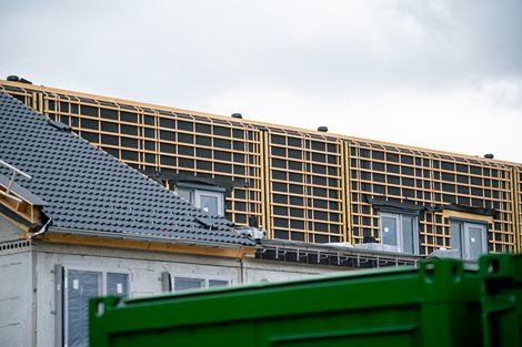 Prefab dak elementen worden gemonteerd inclusief dakraam en prefab wanden.